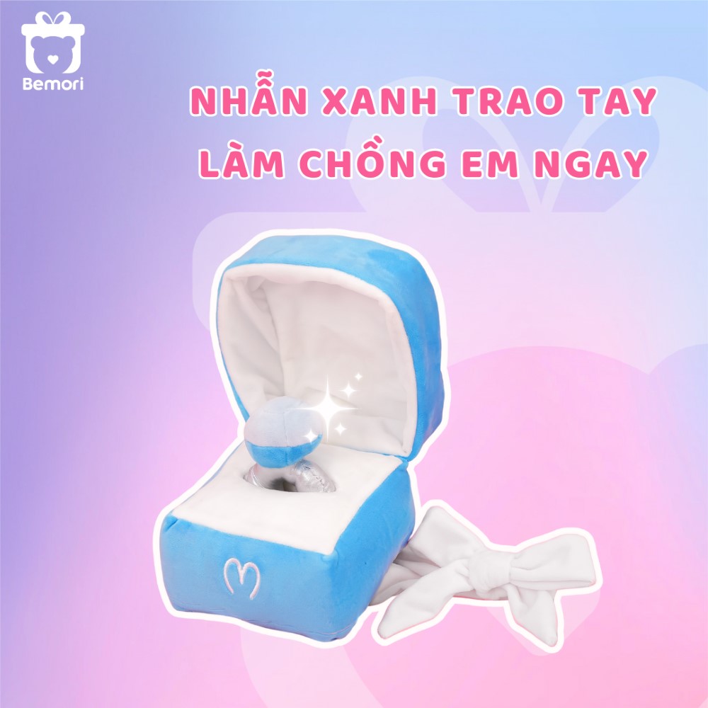 Hộp nhẫn bông màu xanh nơ trắng khiến chàng thích thú