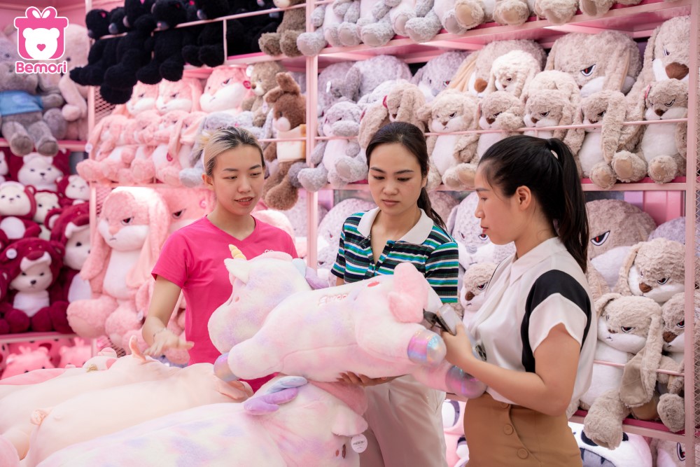 Các mẹ đến mua gấu cho bé yêu