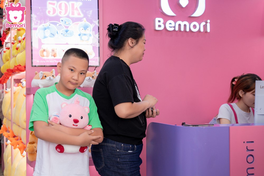 Khách nhí cute thích thú check-in cùng gối cổ biến hình
